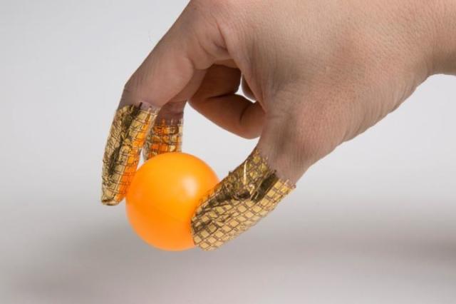 Pressure sensors conform to fingers while accurately measuring pressure distribution. (Image courtesy of Someya Laboratory.)