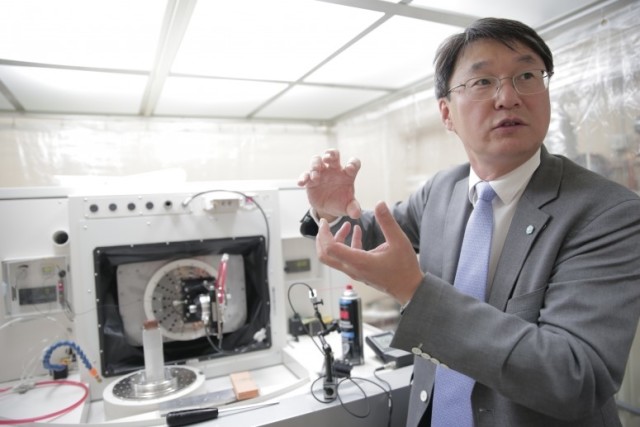 Sangkee Min with the ROBONANO in his UW Lab. (Image courtesy of Stephanie Precourt/University of Wisconsin.)
