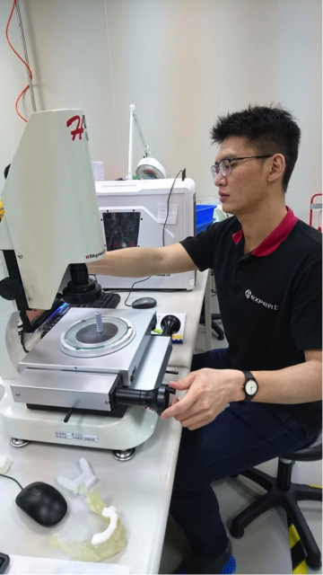 DETEKT relies on in-house microscopy to perform quality control on prints. (Image courtesy of DETEKT.)