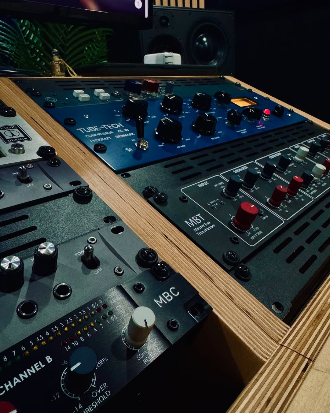 Tube-Tech compressor and Rupert Neve MBT in the outboard rack