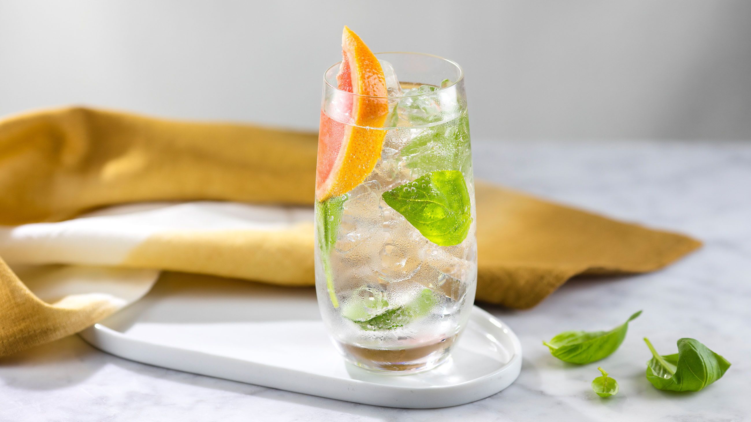 G&T garnish with grapefruit G&T garnish with grapefruit