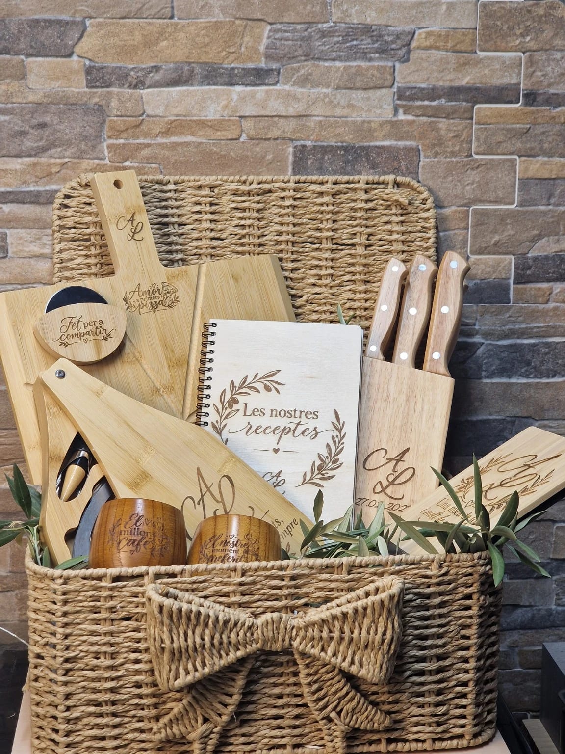 Cesta regalo de cocina personalizada para novios