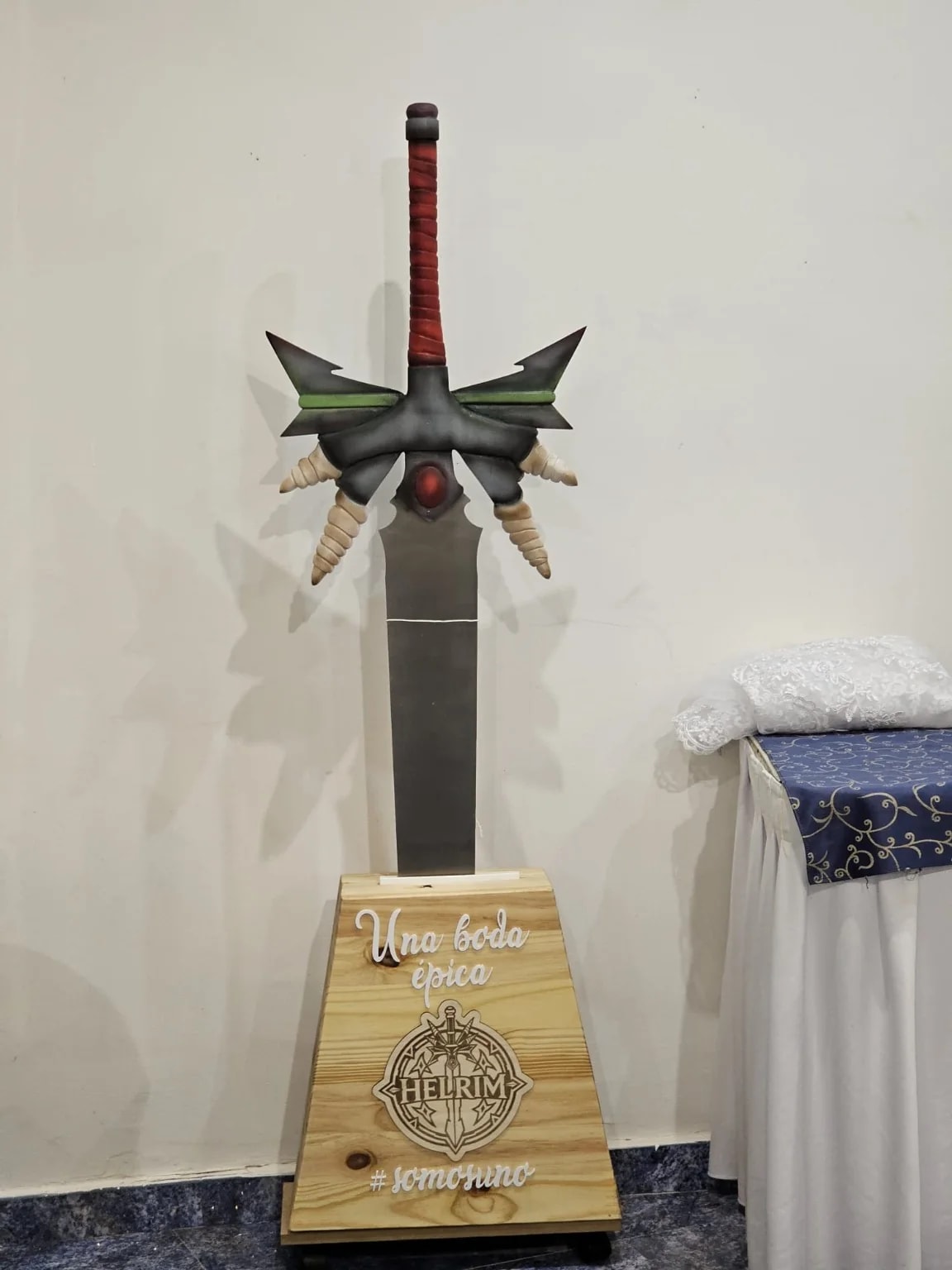 Soporte de espada de madera personalizado para boda temática