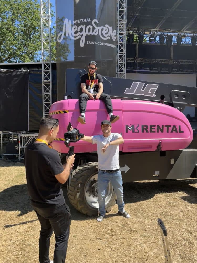 rappeur Vald à megascene pose devant une nacelle 860SJ JLG