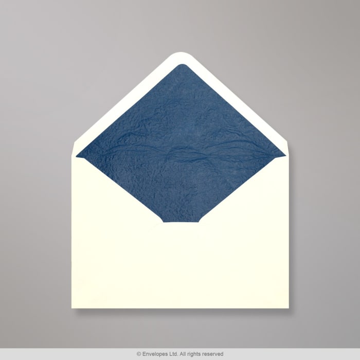 Ivoorwitte envelop met blauw fantasiepapier aan binnenzijde 114x162 mm (C6)