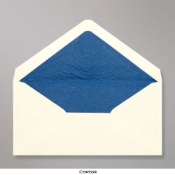 Sobre marfil forrado con papel rugoso azul de 110x220 mm (DL)