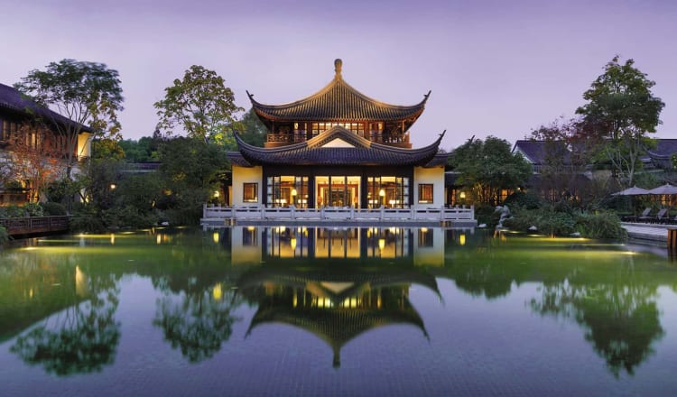 In a parallel universe of Hangzhou West Lake, and contemporary aesthetics and luxury, you traverse two different eras of heritage and experience the wonders of West Lake old and new