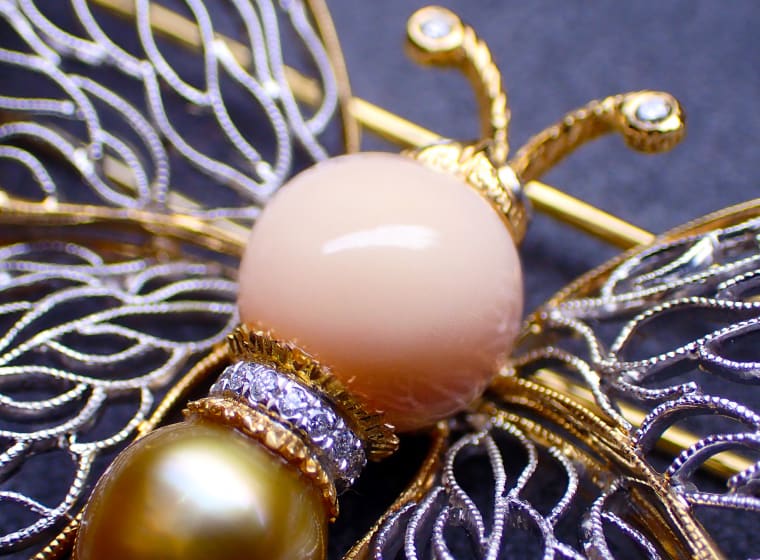 《Renaissance Style Jewelry Collection》雕金孔克珠蝴蝶別針 | 賀澤珠寶 《Renaissance Style Jewelry Collection》雕金孔克珠蝴蝶別針 | 賀澤珠寶