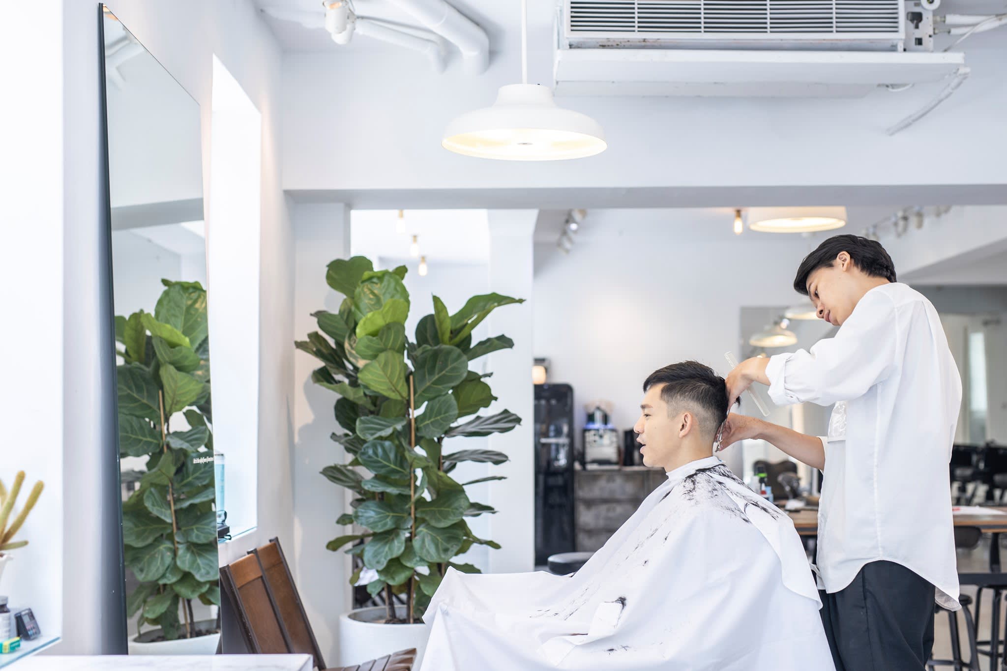 Where gentlemen of high society used to gather, culture exchanged, ideas shared and humanity celebrated, in the comforts and soothing of traditional barber shop, a lost art preserved.  Sculptor Barber(圖5)