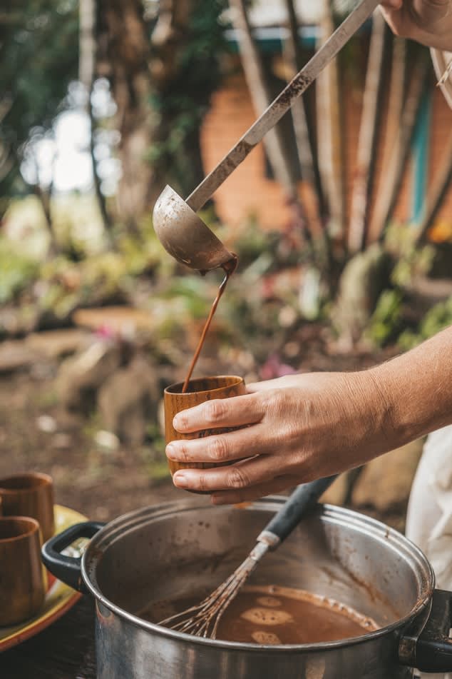 Crack, shell, and grind of Cacao Ceremony, guided by icaroes incantation, dance, laughter, tears, and the power of healing.  Soul Quest 5.0, Taiwan(圖1)