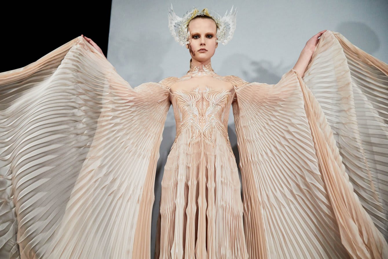 匠心獨具前衛創新, Iris Van Herpen Blurs the Lines between Art and Design(圖7)