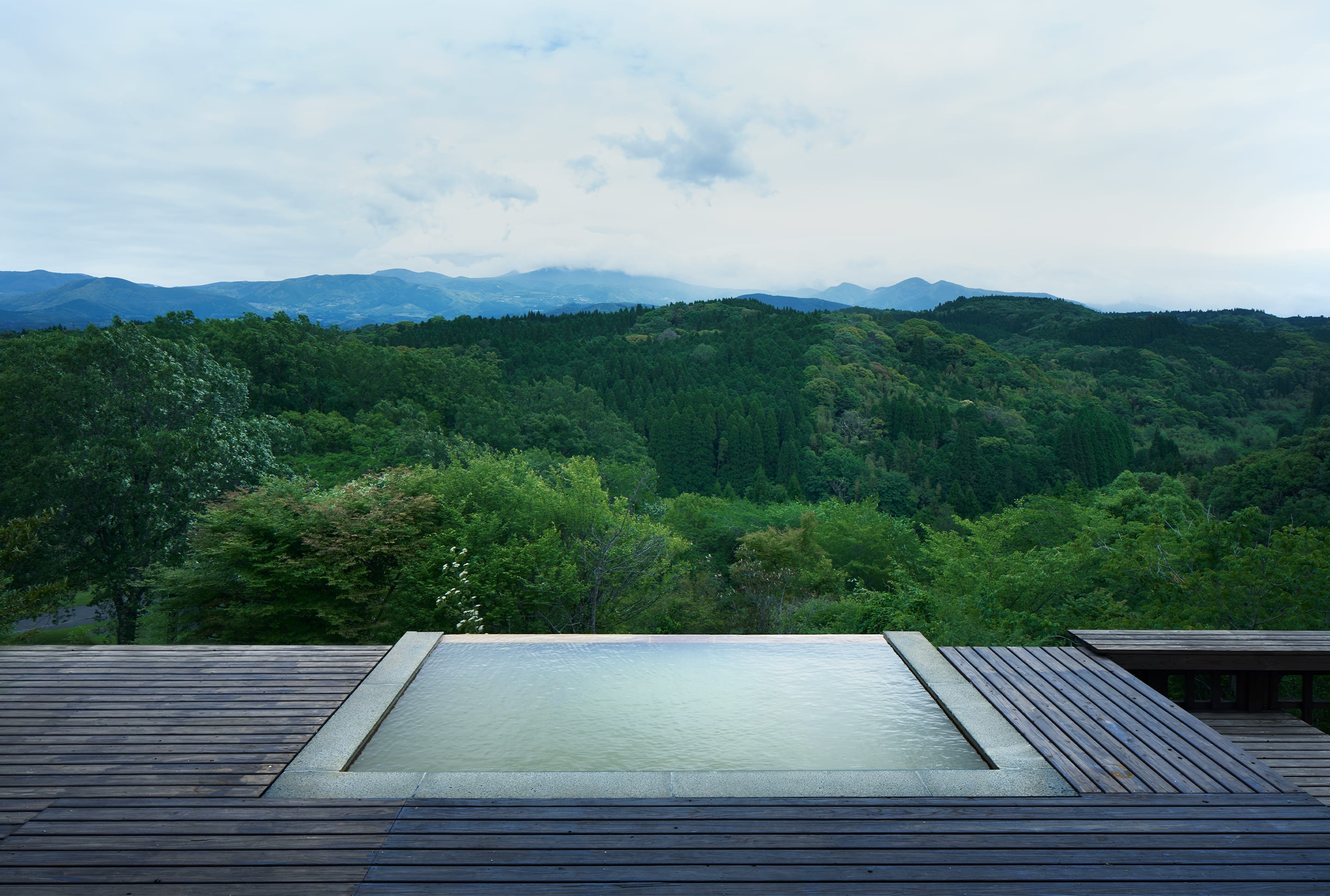 Tranquility reigns, open air baths and spas soothe the body, and the spectacular view over Mount Kirishima calms the spirit. TENKU no Mori(圖2)