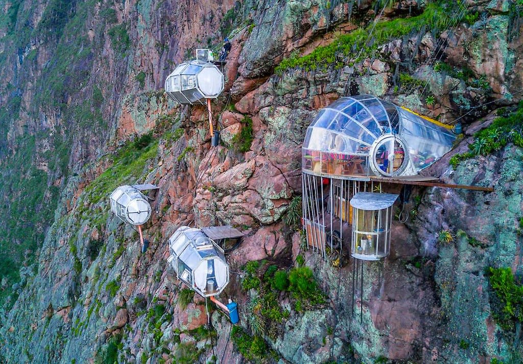 Like eagle’s perspective sleeping in condor’s nest, luxury capsule hanging from top of mountain in Sacred Valley of Peru(圖1)