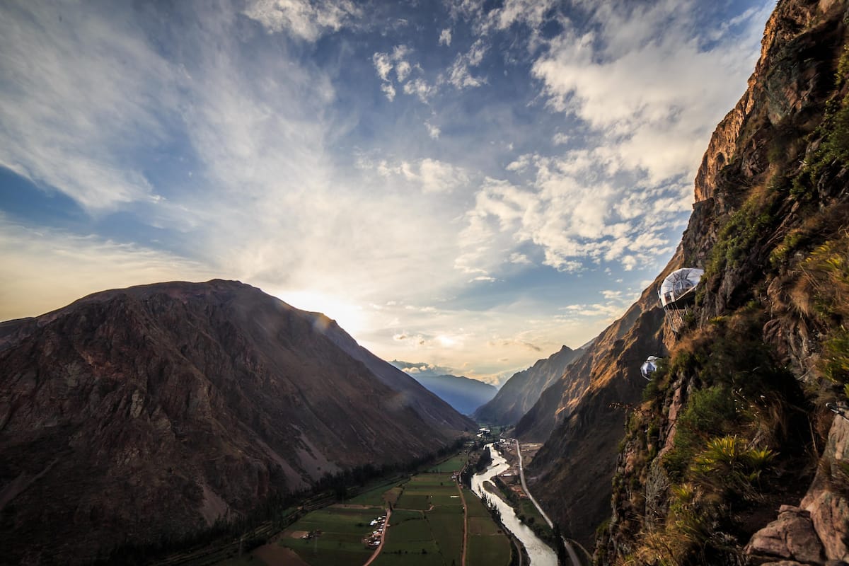 Like eagle’s perspective sleeping in condor’s nest, luxury capsule hanging from top of mountain in Sacred Valley of Peru(圖5)