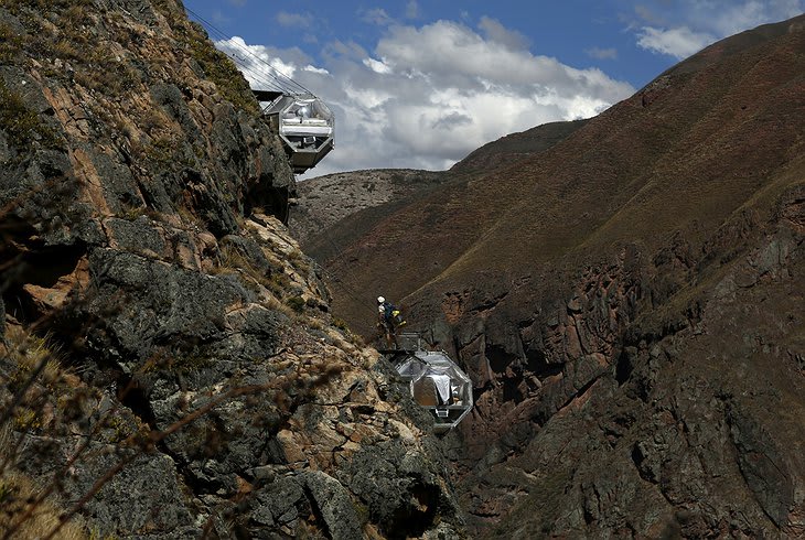 Like eagle’s perspective sleeping in condor’s nest, luxury capsule hanging from top of mountain in Sacred Valley of Peru(圖9)