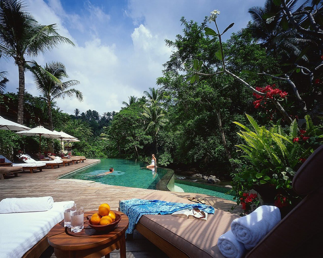 Rising above lush Ayung River Valley, accentuated by rice-bowl shaped pond as the portal to its architecture, ethereal energy awakens and soothes your mind and soul.  Sayan, Bali(圖2)