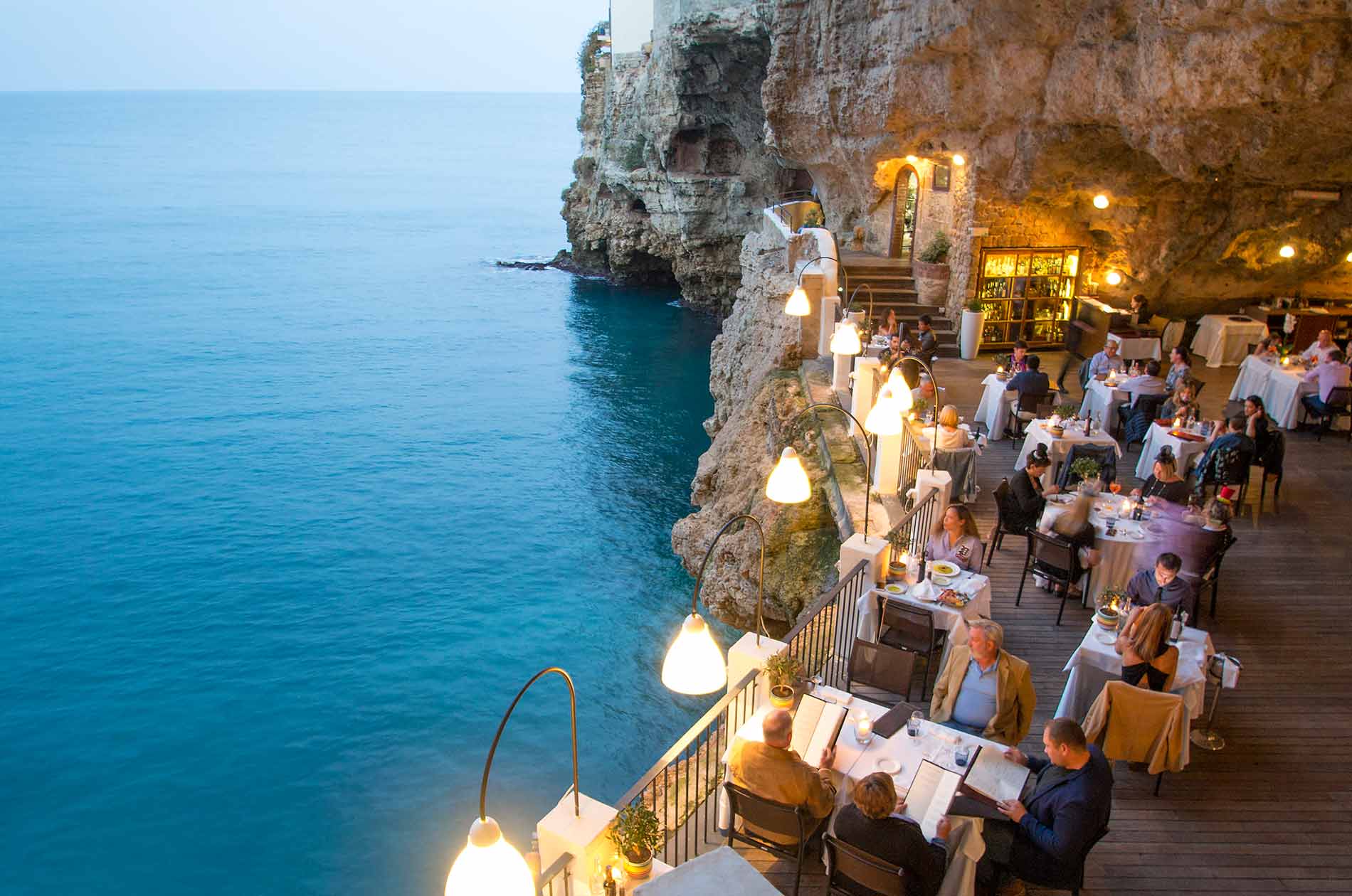 Polignano Mare 懸崖峭壁上絕色美景與石窟內美食驚豔—石窟宮酒店 Grotto Palazzese Hotel(圖1)