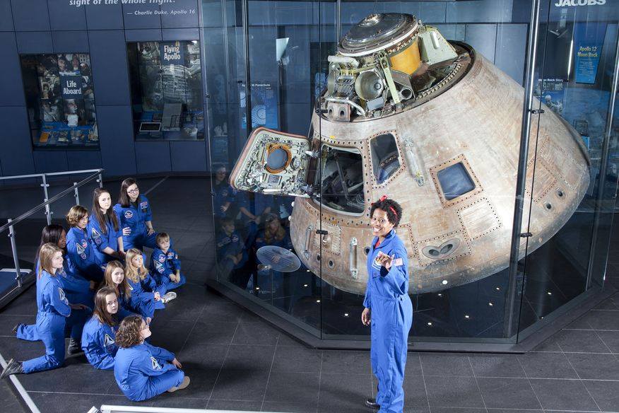 Train like an astronaut, fly like a fighter pilot or engineer robots of the future. Space Camp®(圖1)