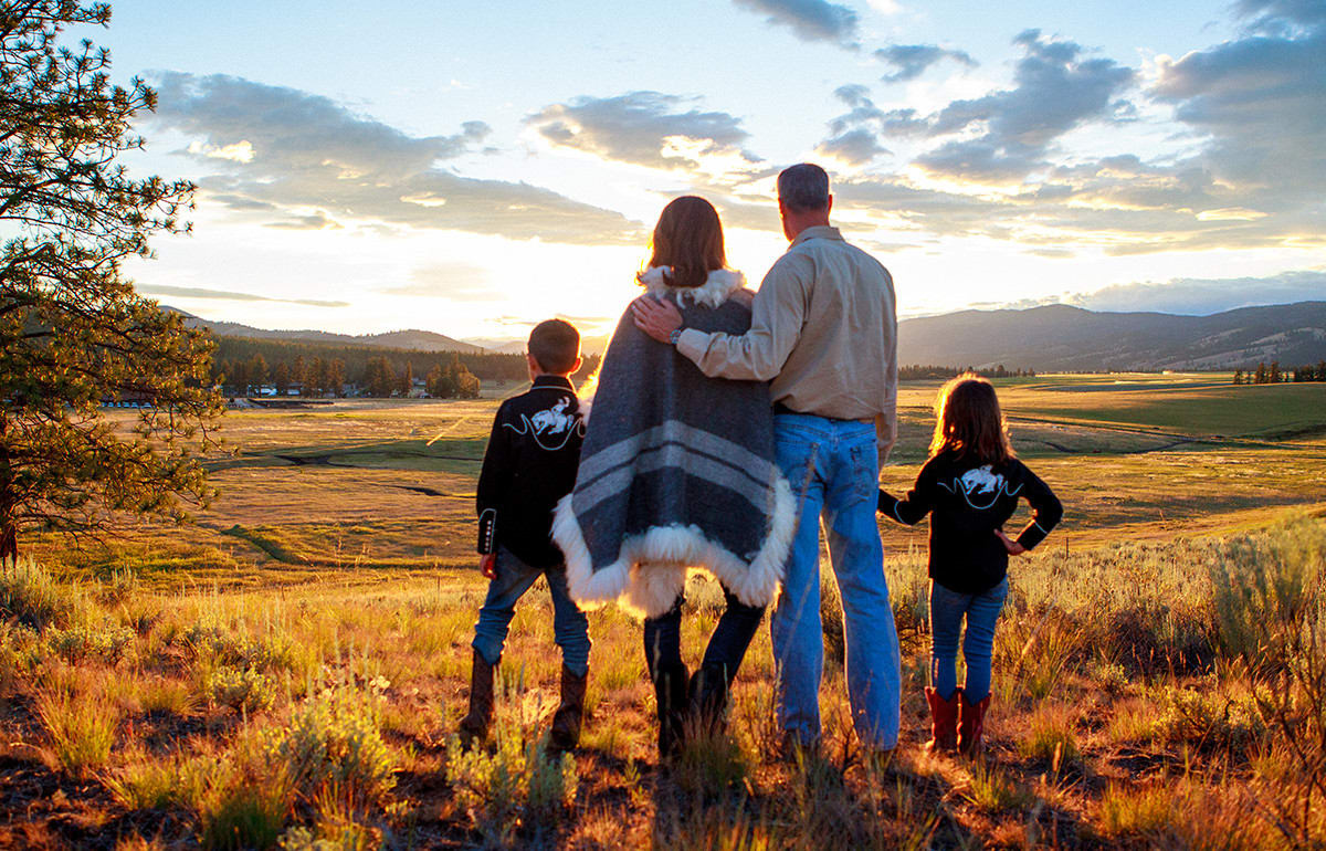 37,000 acres of wilderness and family togetherness, from Montana horseback riding, fly-fishing, river rafting to chuck wagon dinners(圖5)