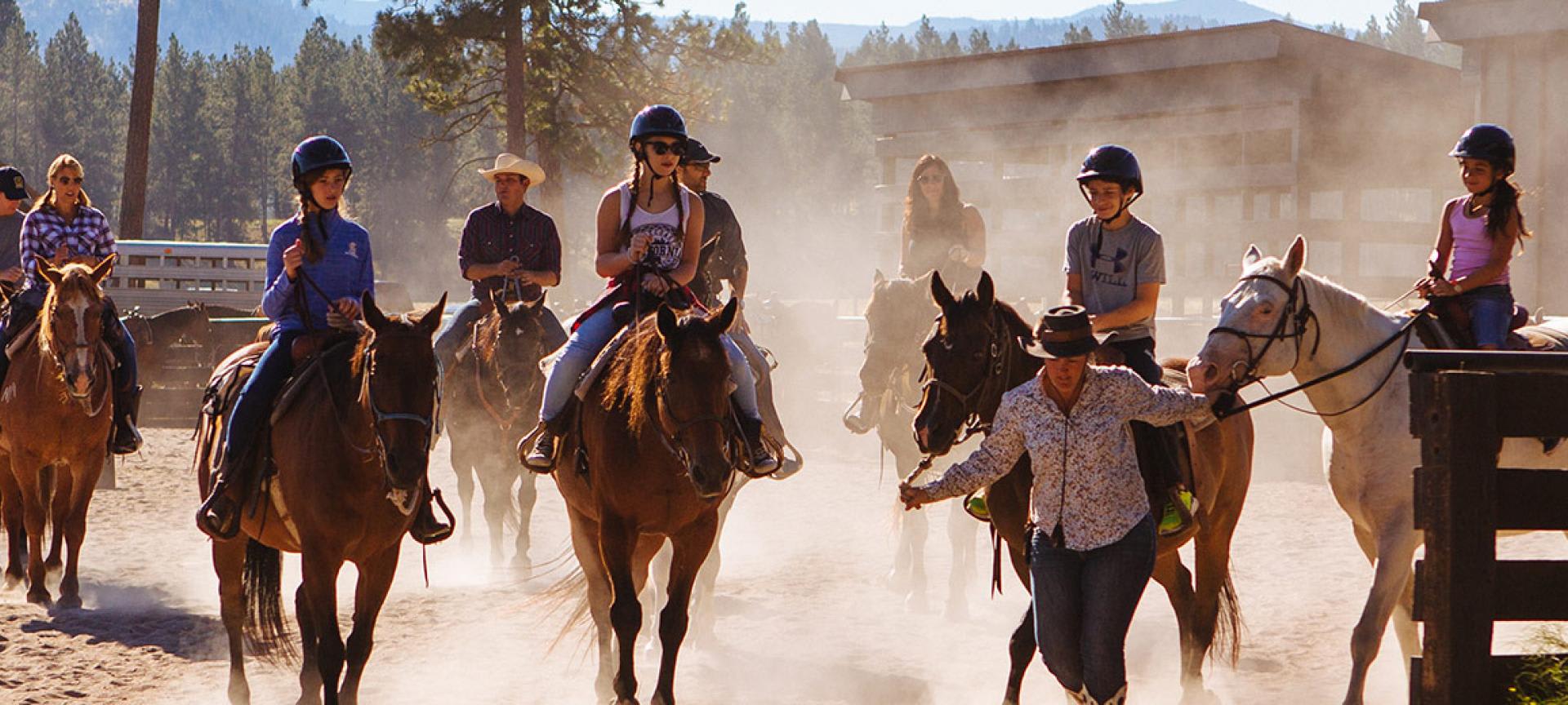 37,000 acres of wilderness and family togetherness, from Montana horseback riding, fly-fishing, river rafting to chuck wagon dinners(圖3)