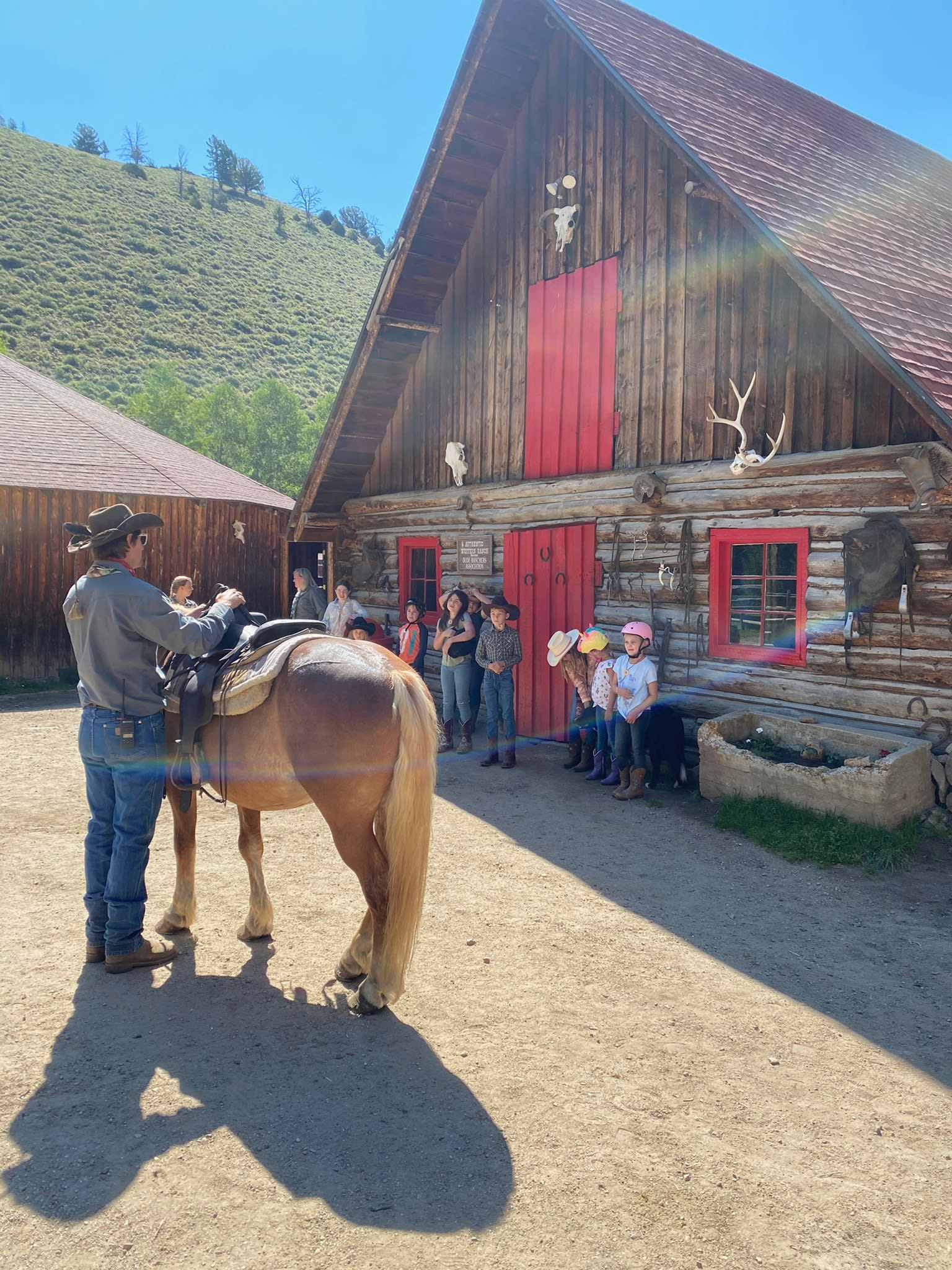 Experience true spirit of the West, parents and kids alike.  Colorado dude ranch all-inclusive vacation(圖3)