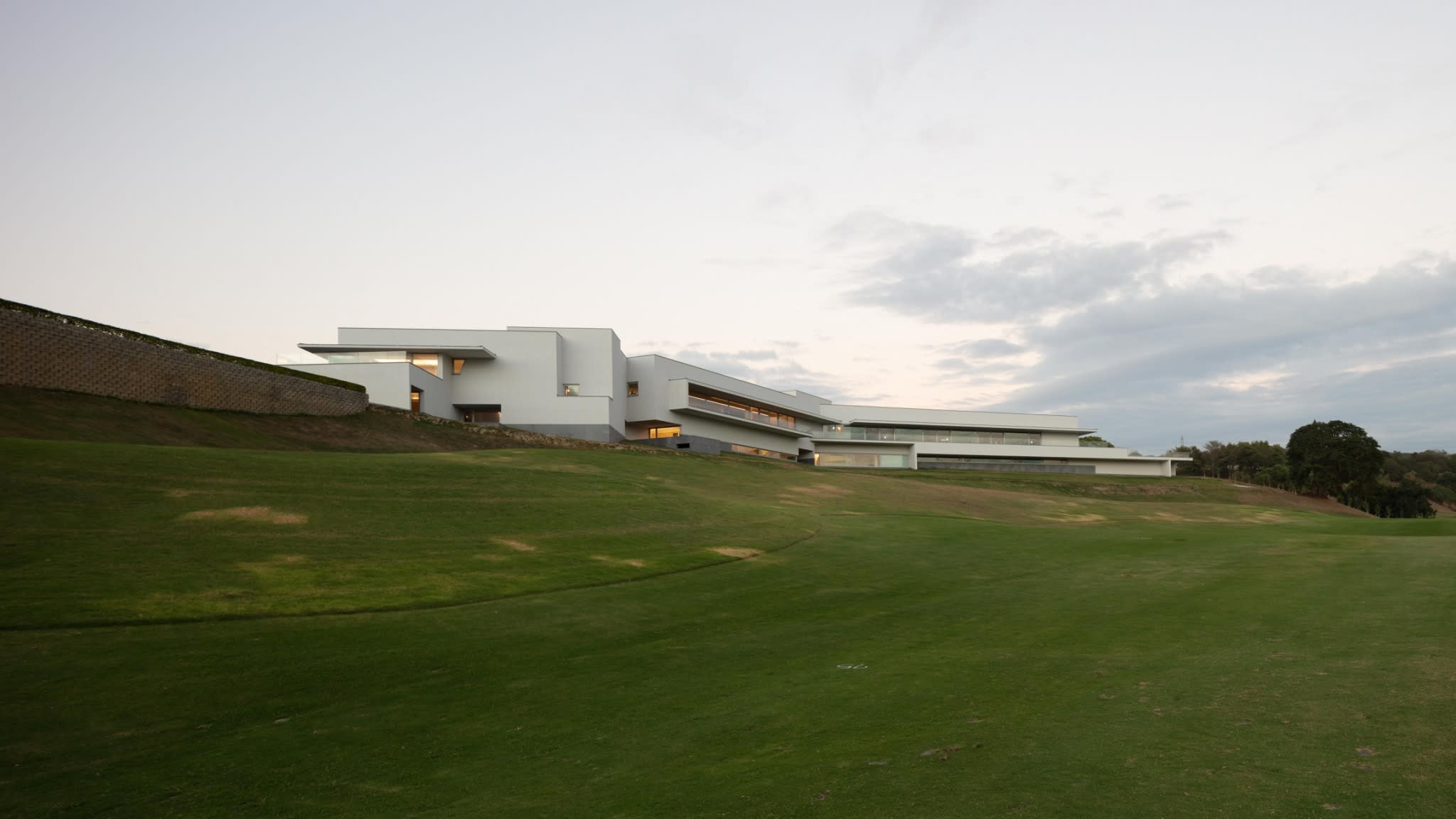 Alvaro Siza and Carlos Castanheira, breakthrough masterpiece showcasing contemporary aesthetics combined with dynamic landscape of VIP golf course(圖10)