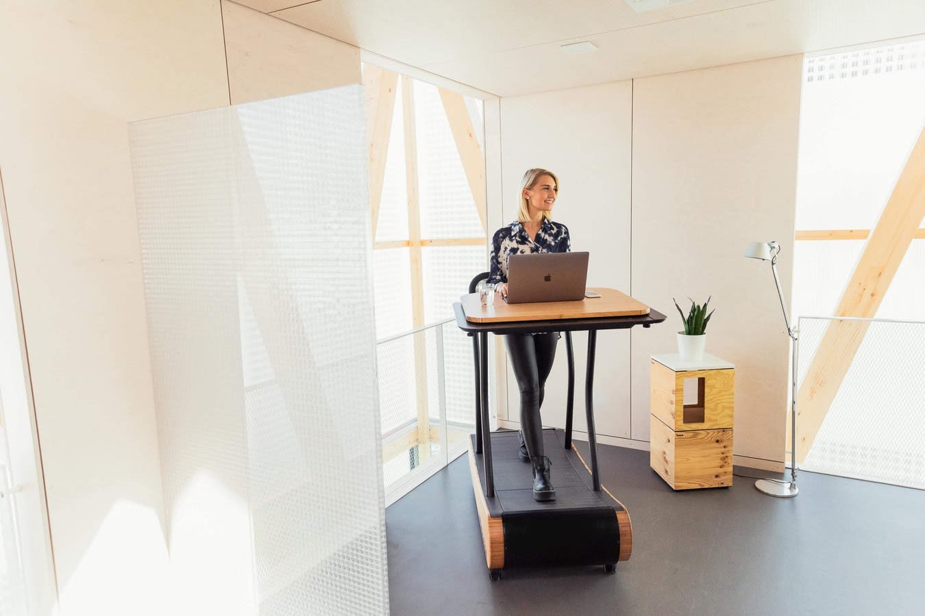 Treadmill at your work station, stay in shape and productive(圖1)