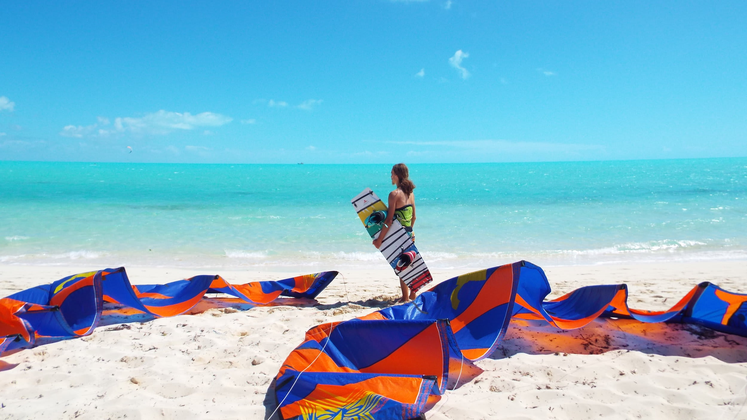 Kiteboarding above unending miles of flat turquoise water and white sandy beach, Provo(圖3)