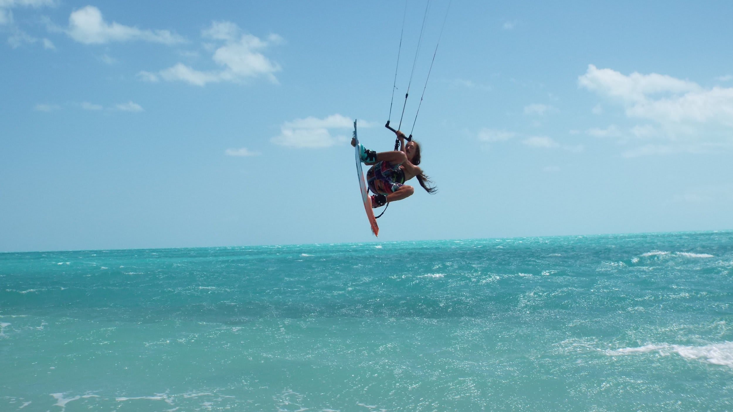 Kiteboarding above unending miles of flat turquoise water and white sandy beach, Provo(圖6)