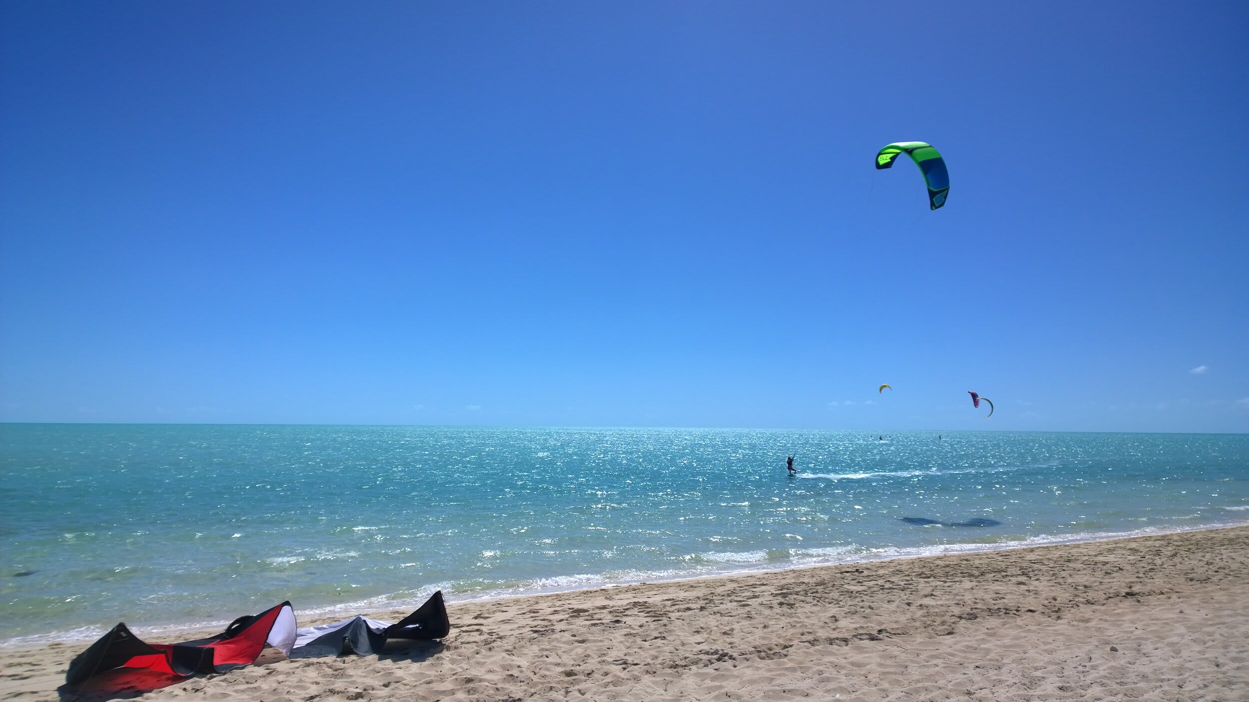 Kiteboarding above unending miles of flat turquoise water and white sandy beach, Provo(圖2)