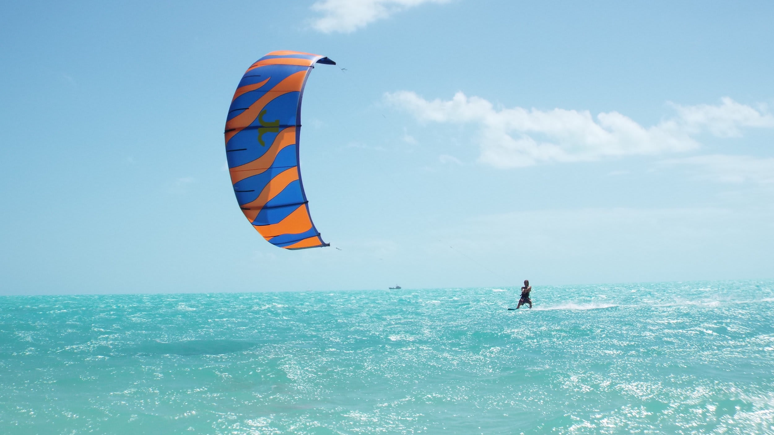 Kiteboarding above unending miles of flat turquoise water and white sandy beach, Provo(圖1)