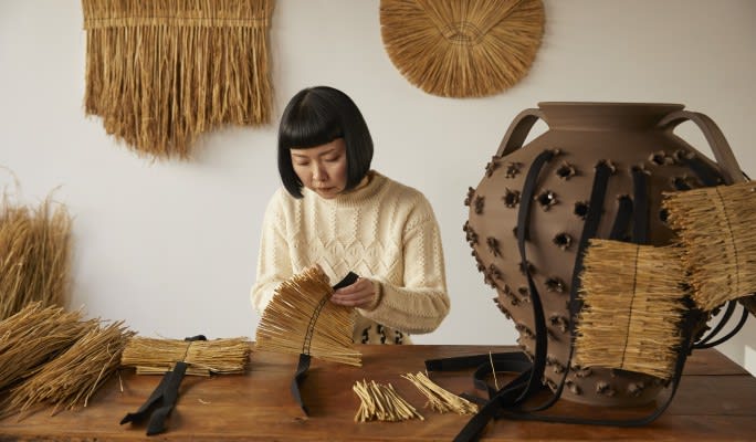 LOEWE Weaves explores the act of weaving as both a decorative craft and way to build structure(圖2)