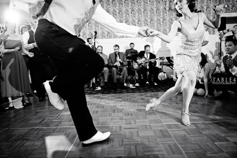 起源於20年代美國的 Swing dance，伴隨著爵士樂…