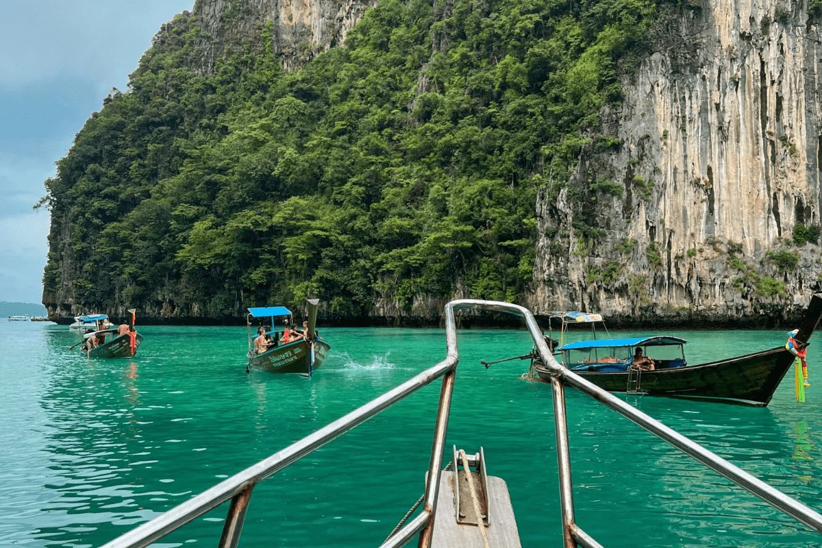 Koh Phi Phi, Bootstour zwischen den Kalksteinfelsen