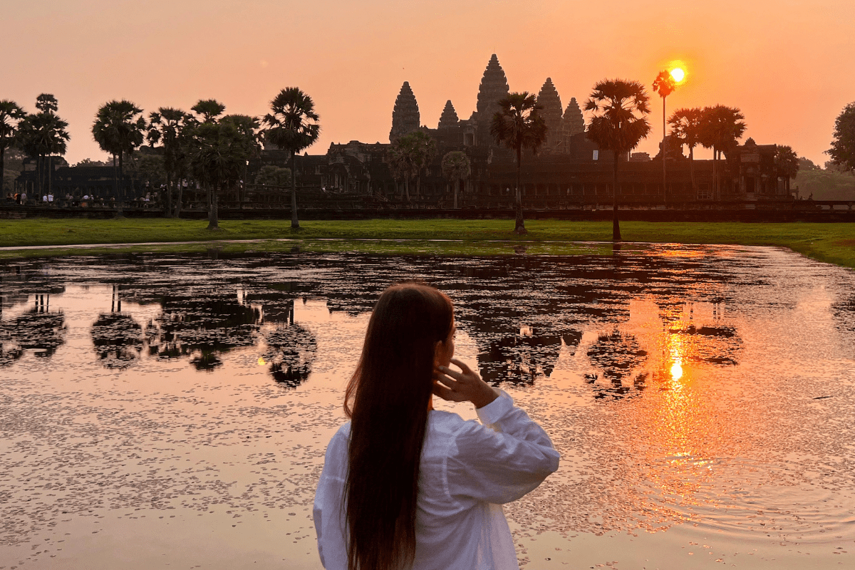 Isabel vor Angkor Wat bei Sonnenaufgang, Siem Reap