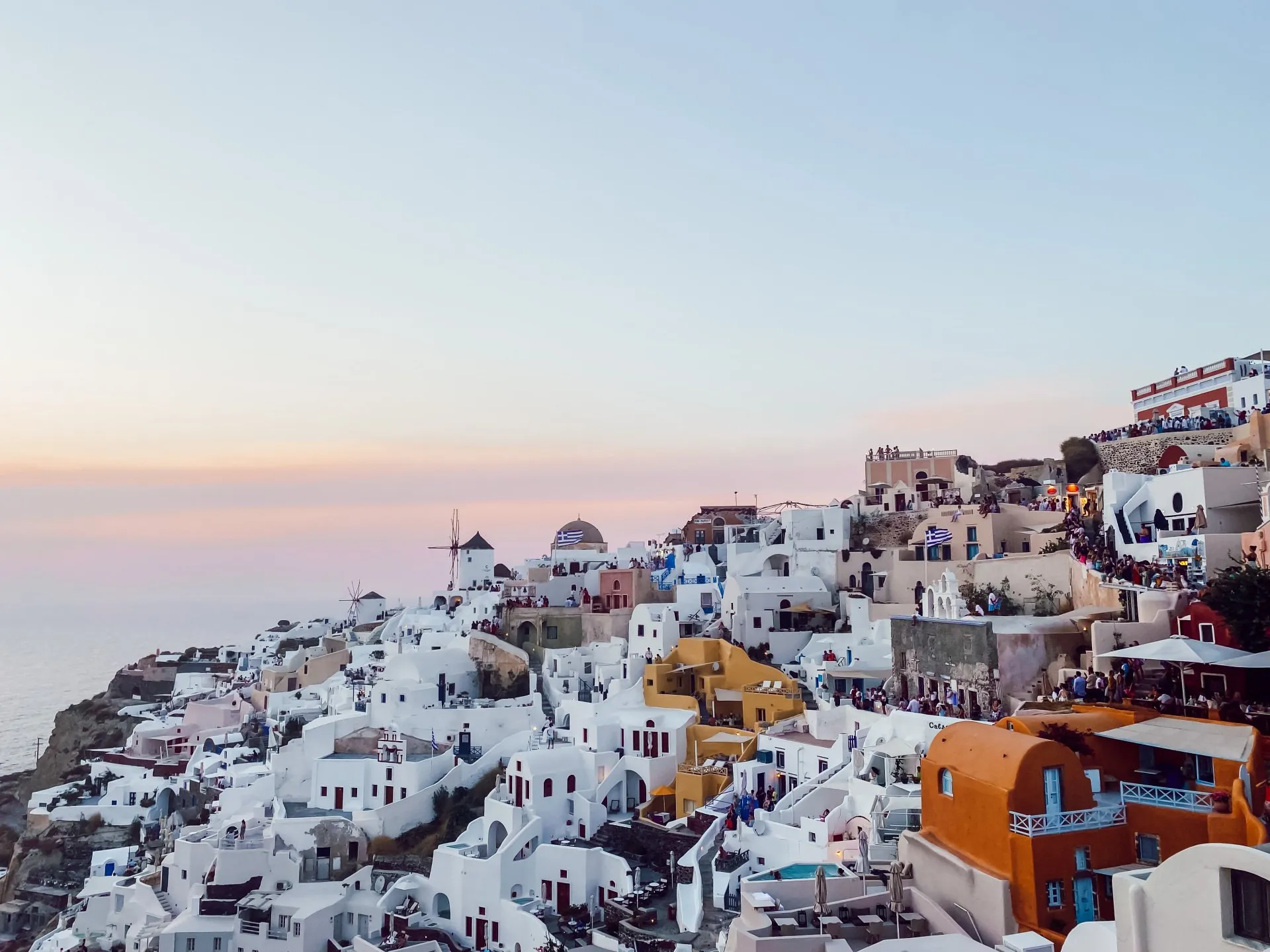 Sonnenuntergang über Oia auf Santorin – weiße Häuser, Windmühlen und Meerblick in Griechenland