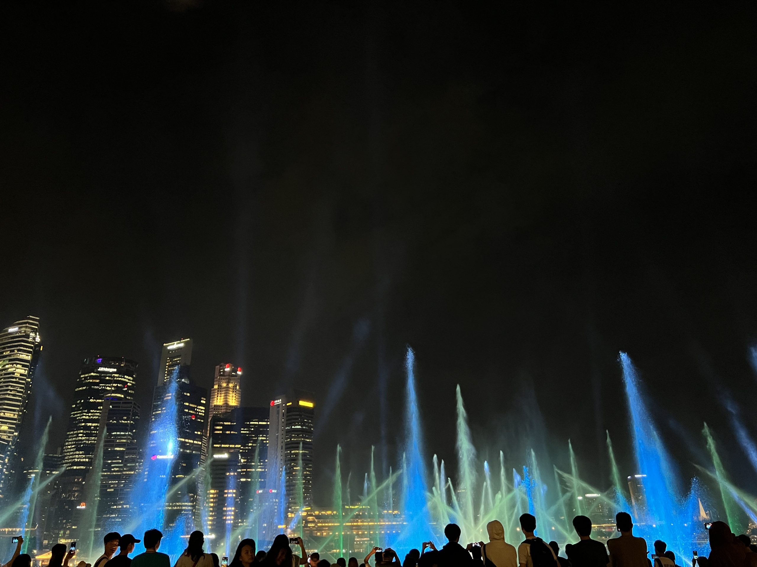 Spektakuläre Laser-Wassershow Spectra vor der beleuchteten Skyline am Marina Bay Sands in Singapur bei Nacht