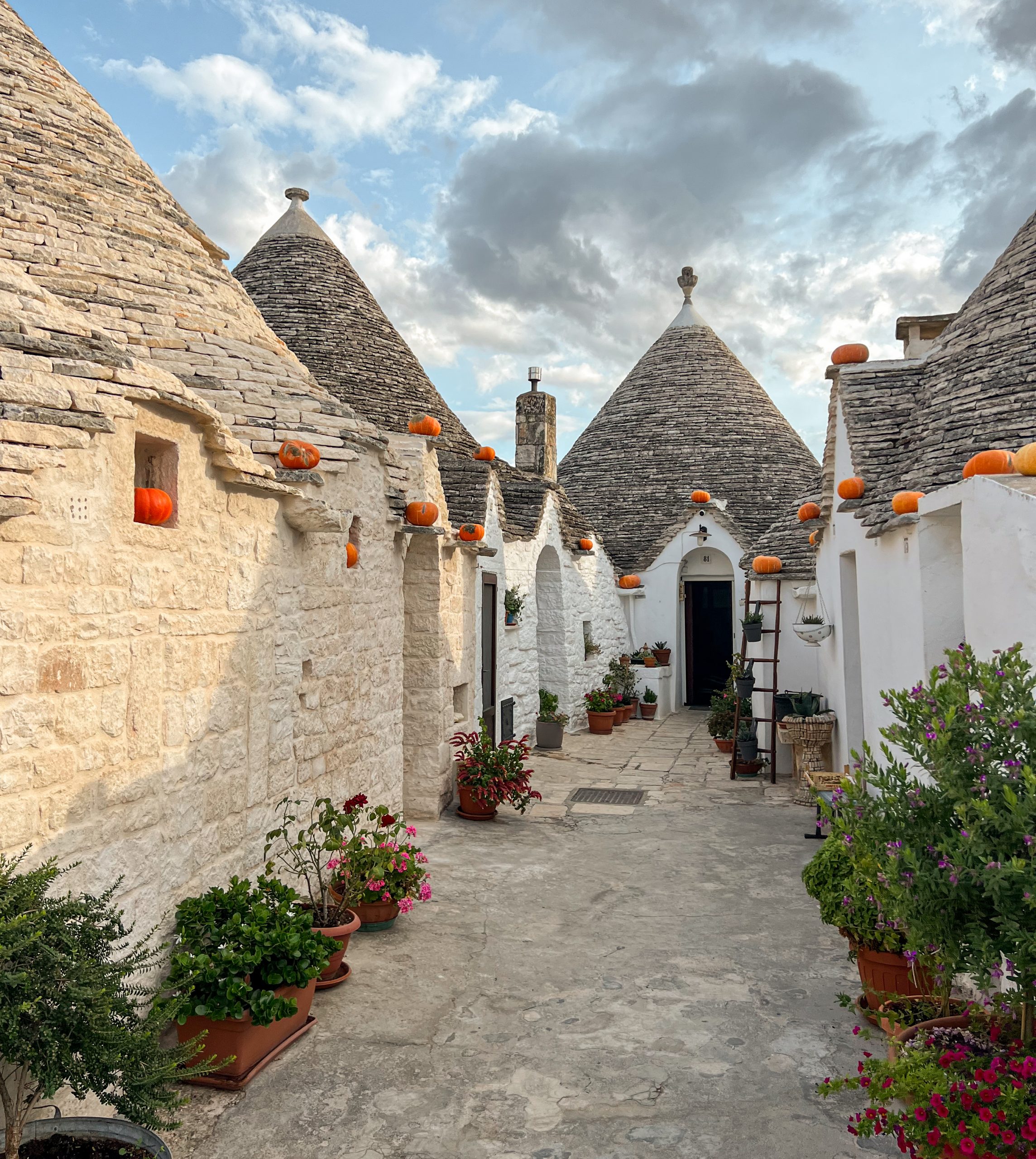 Trulli-Häuser mit Kürbissen in Alberobello, Apulien – UNESCO-Welterbe in Süditalien