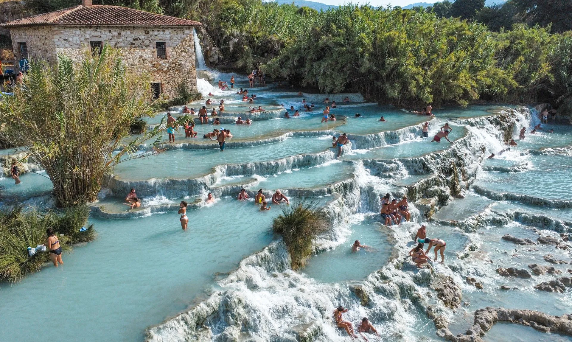 Terme di Saturnia: Badegäste in den türkisfarbenen Thermalquellen der Toskana, Italien