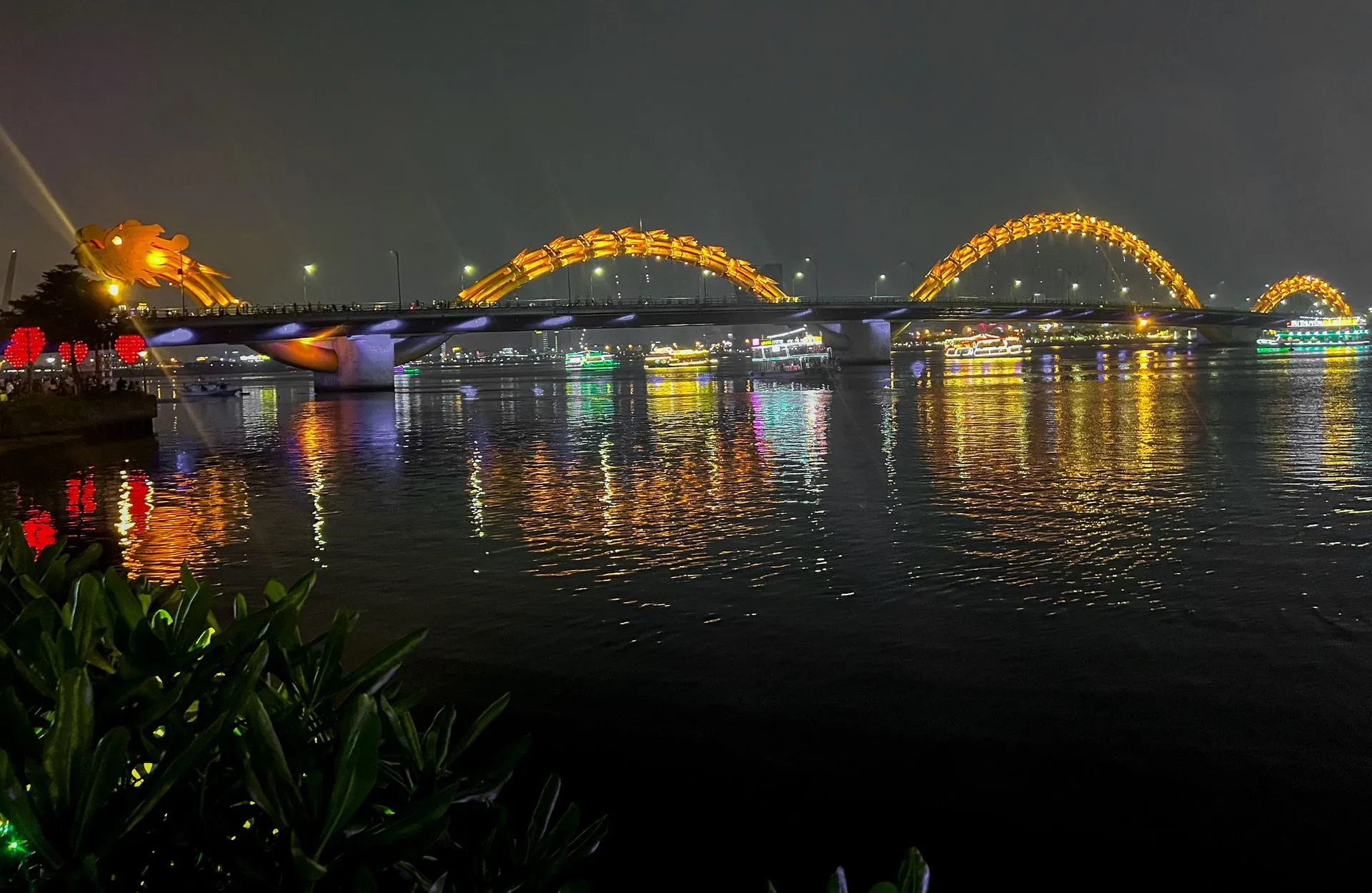 Dragon Bridge bei Nacht, Da Nang