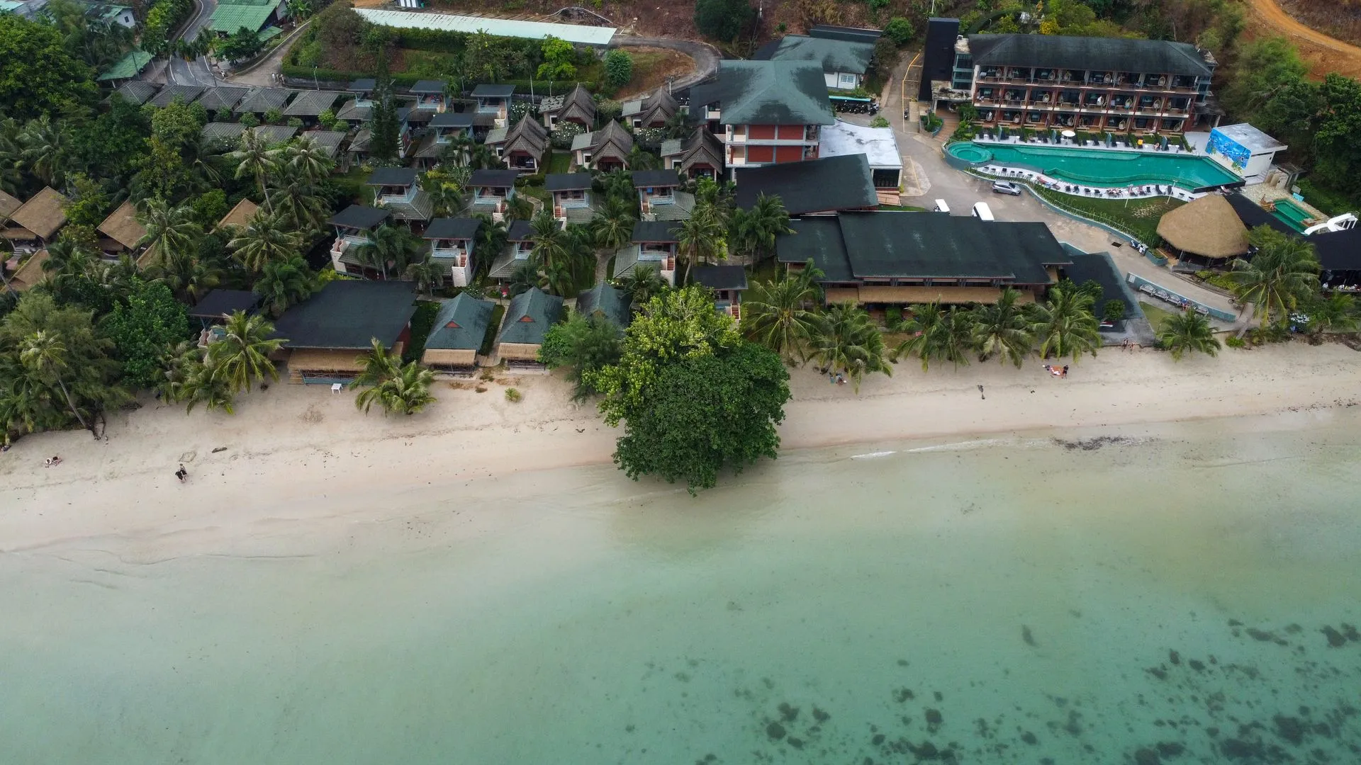 Koh Chang Regenwald und Strand aus der Vogelperspektive