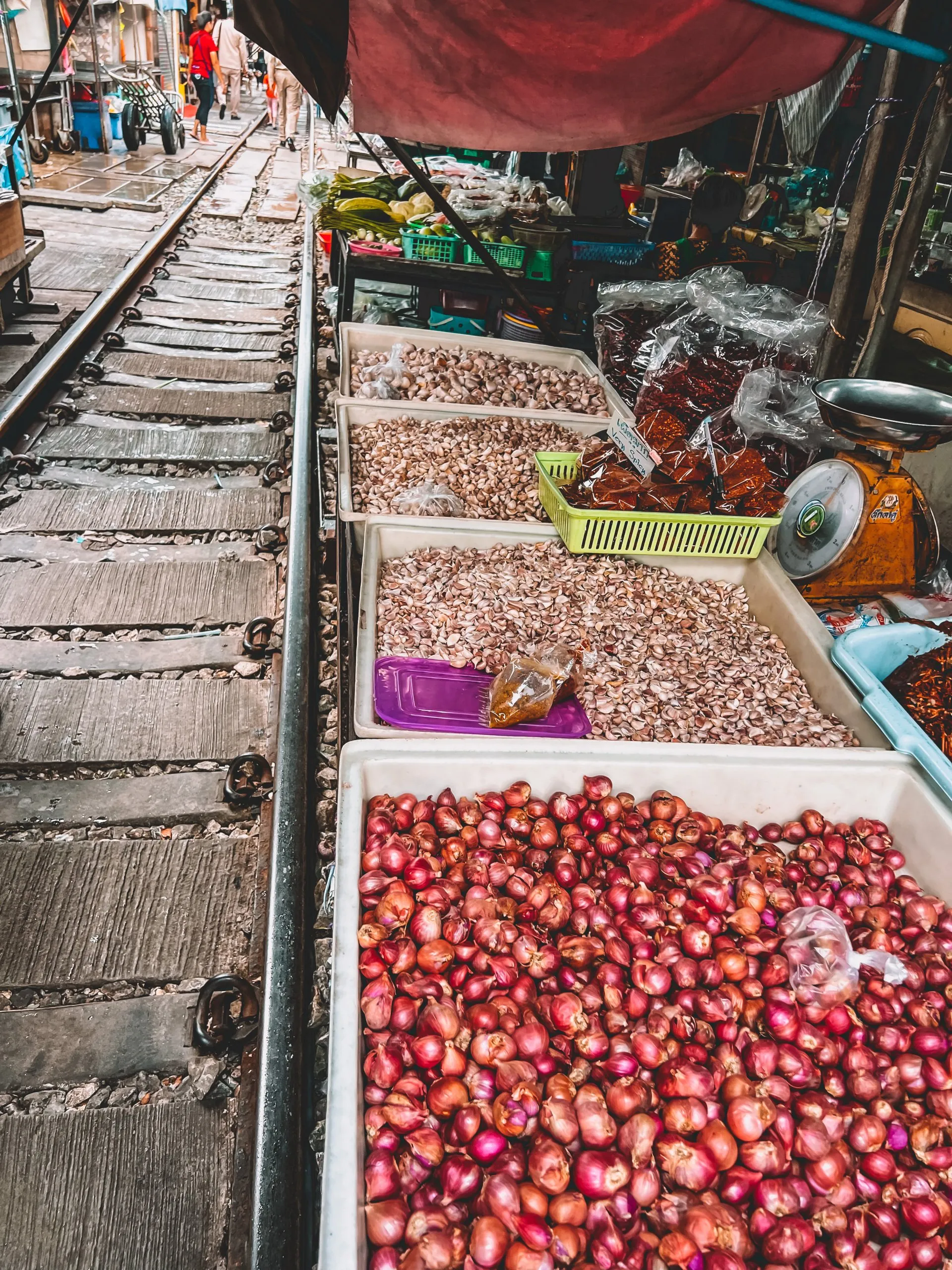 Maeklong Railway Market Stände