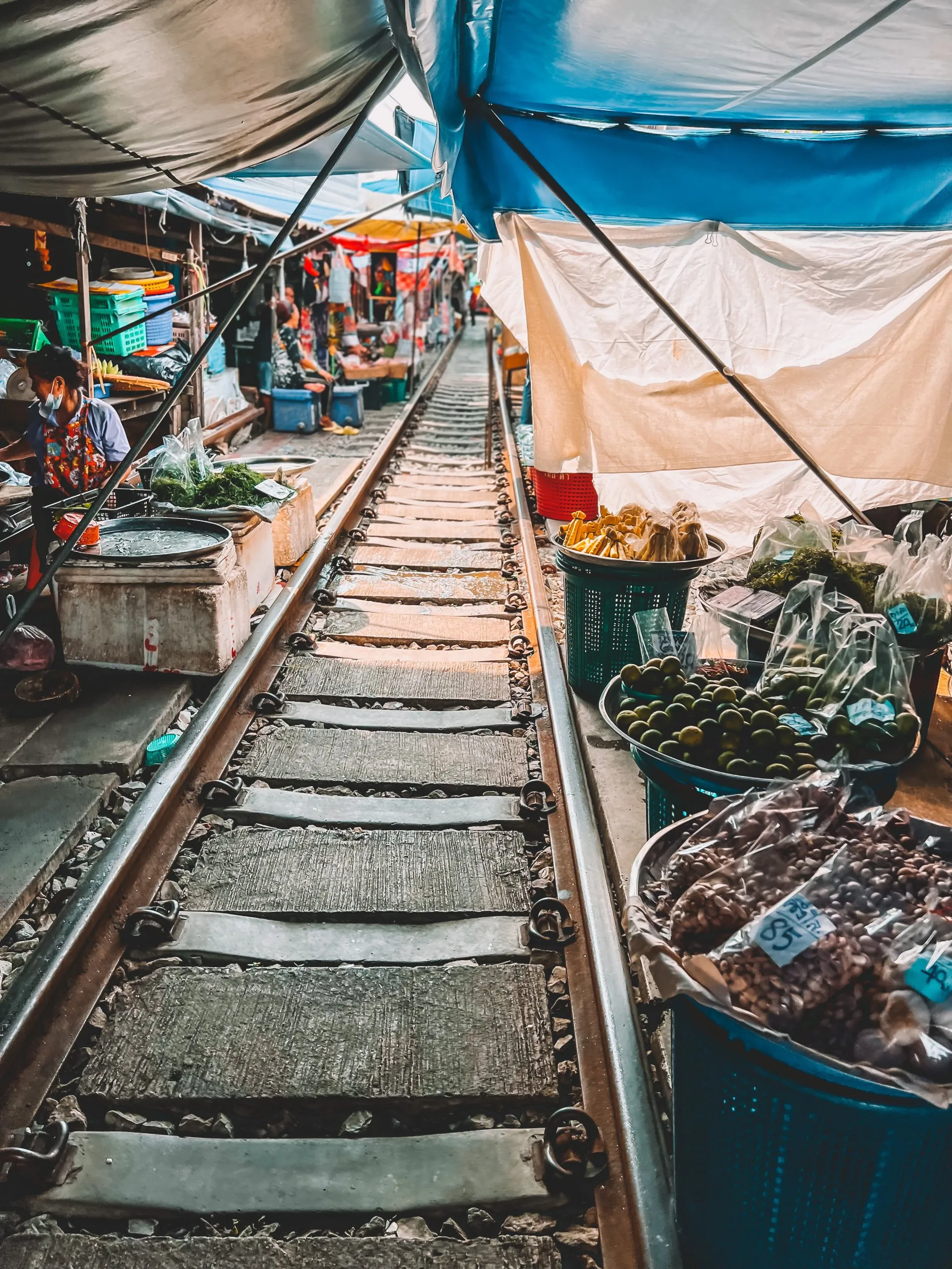Maeklong Railway Market bei Bangkok