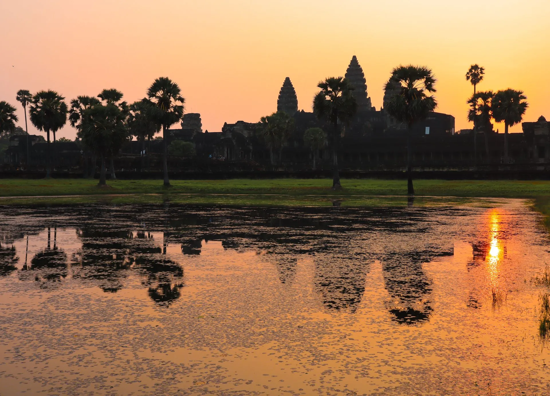 Kambodscha, Tempelanlage von Angkor Wat bei Sonnenaufgang