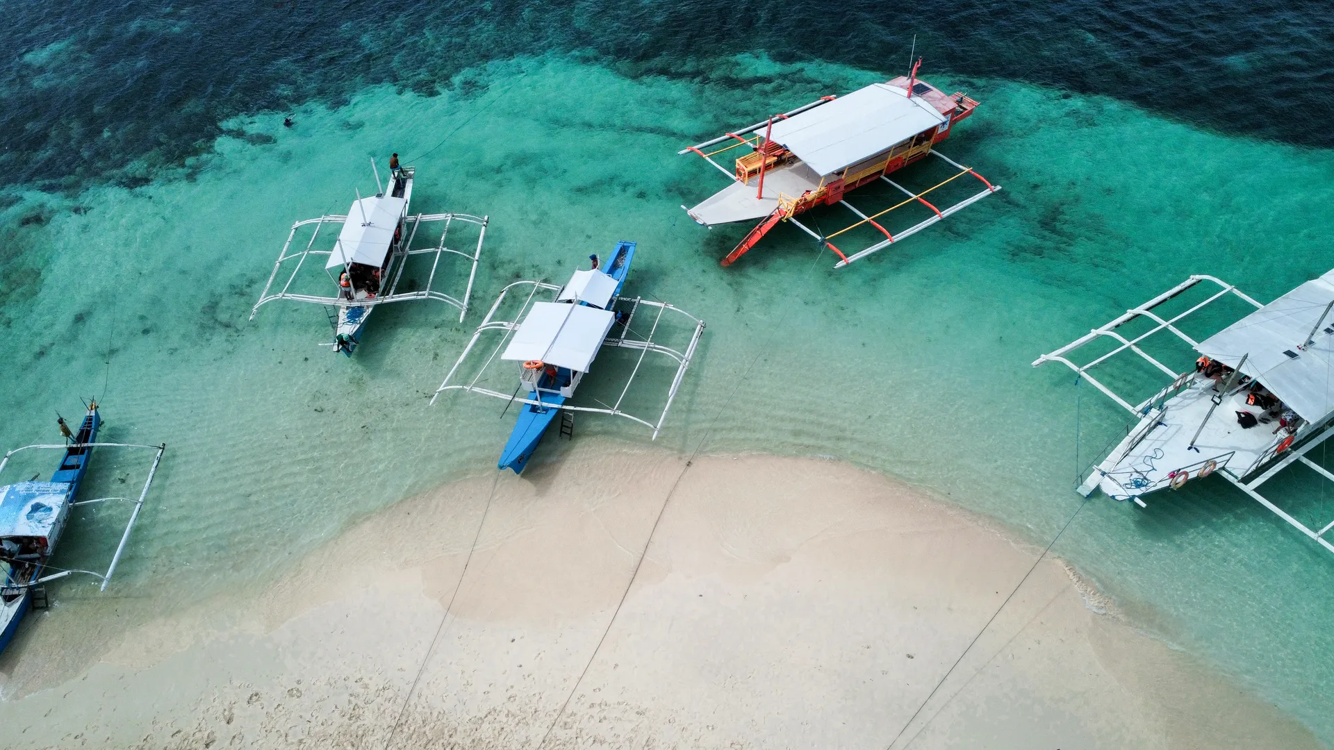 Bangka-Boote auf weißem Sandbar mit türkisblauem Wasser auf den Philippinen – Inselparadies von oben