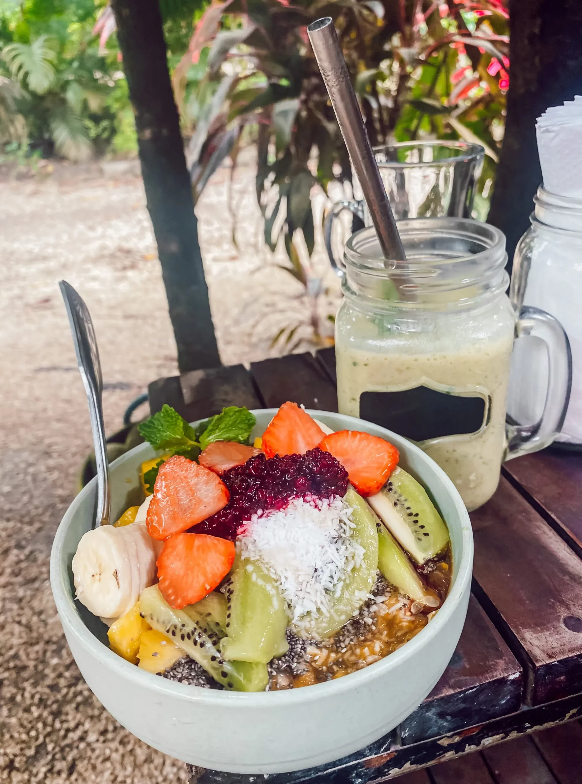 Smoothie-Bowl im Earth Café in Santa Teresa