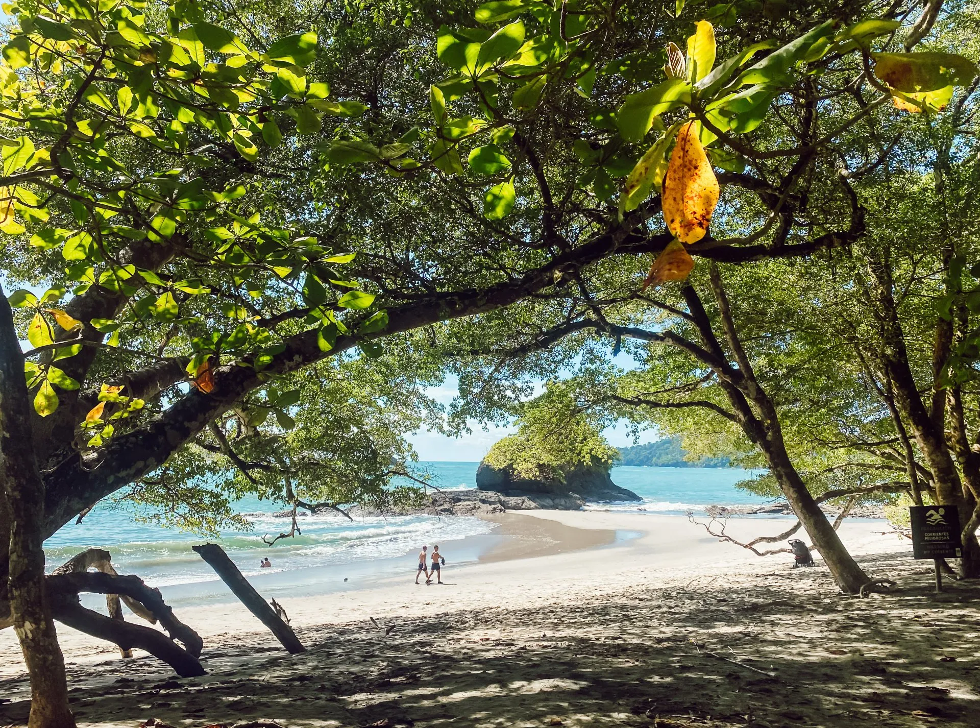 Strand innerhalb des Manuel-Antonio-Nationalparks