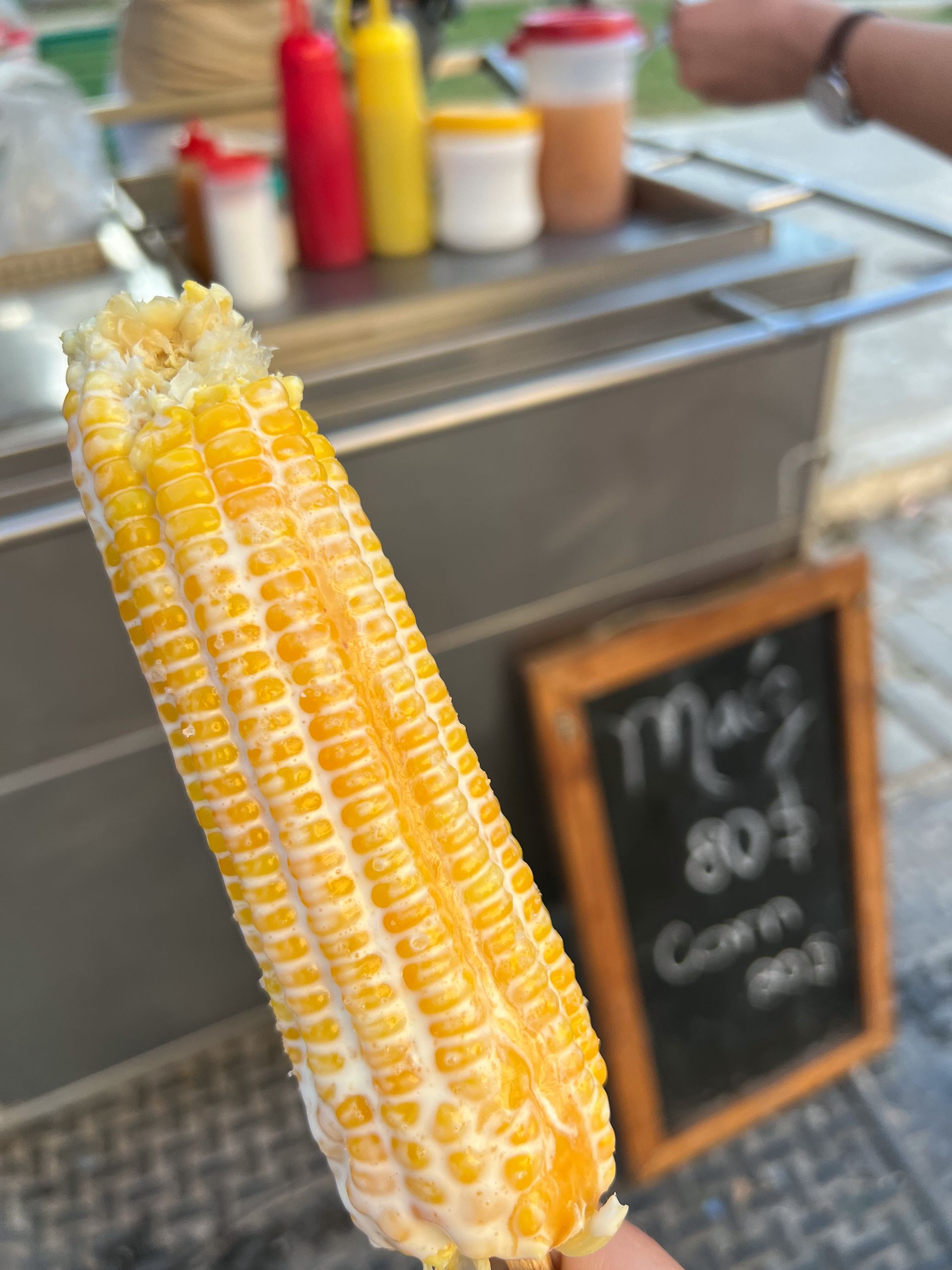 Streetfood-Stand mit gegrilltem Mais in Havanna