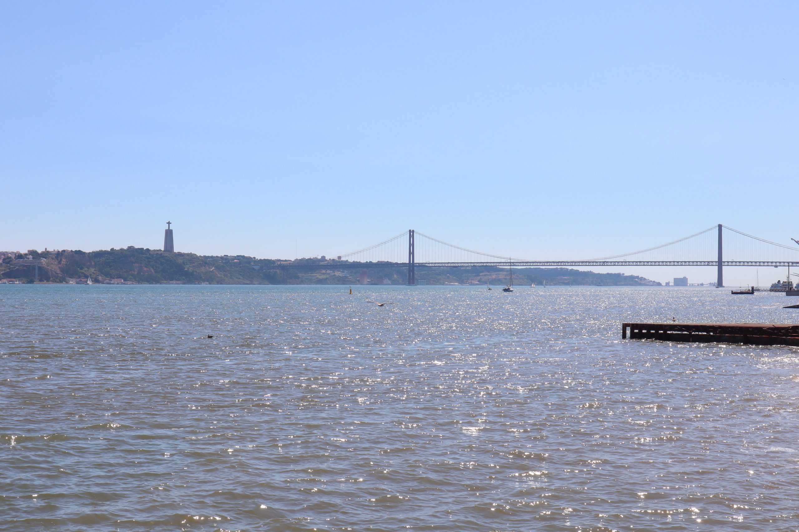 Ponte 25 de Abril mit Blick auf Cristo Rei, Lissabon