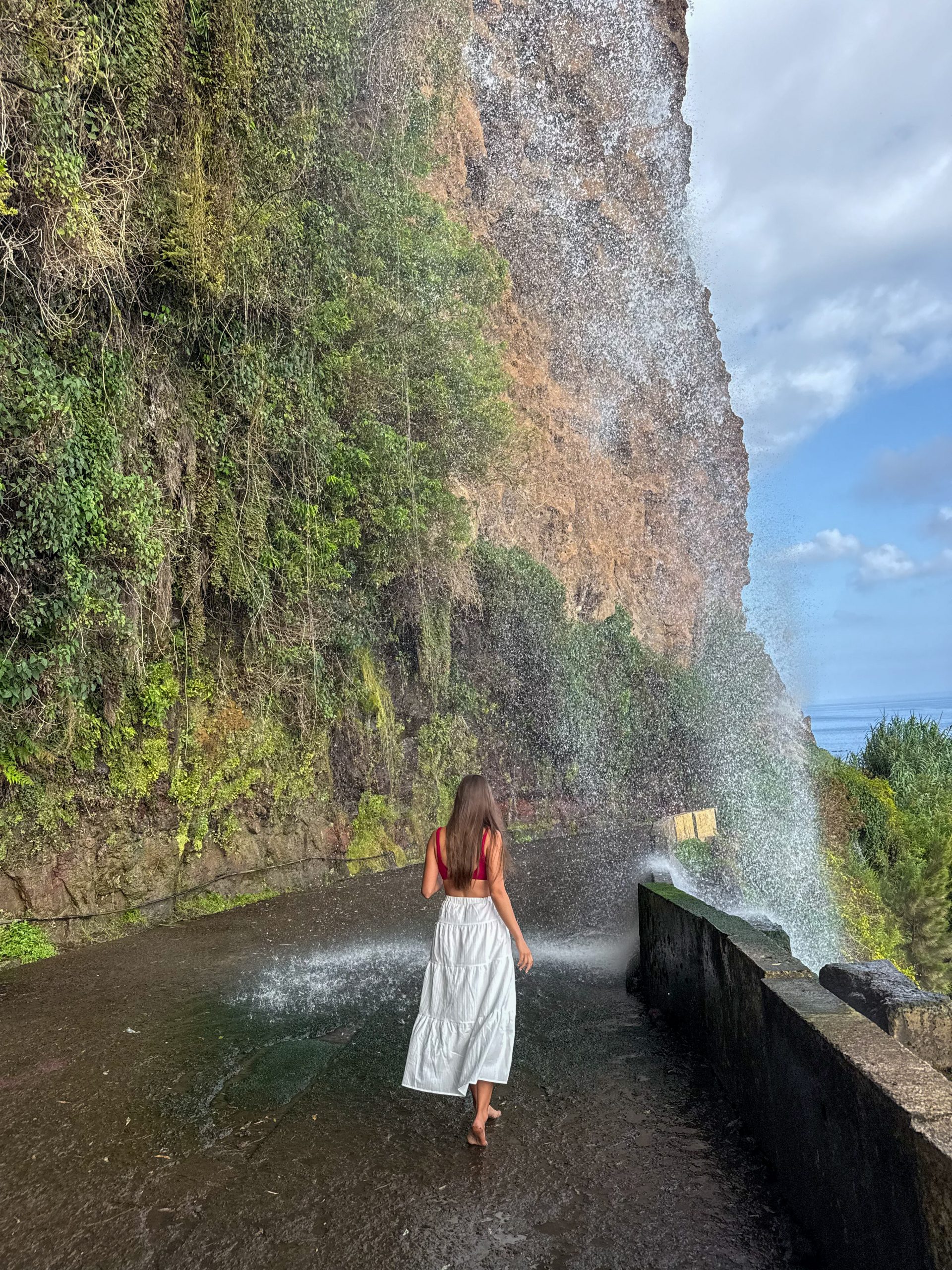 Wasserfall über der alten Küstenstraße, Madeira